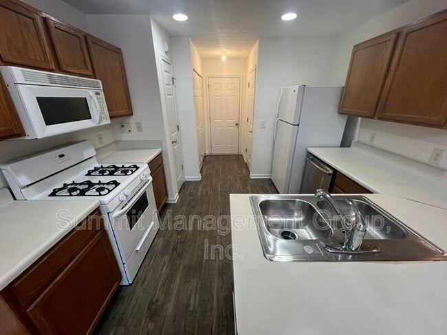 Foto del edificio - 2810 Lakeside Cir