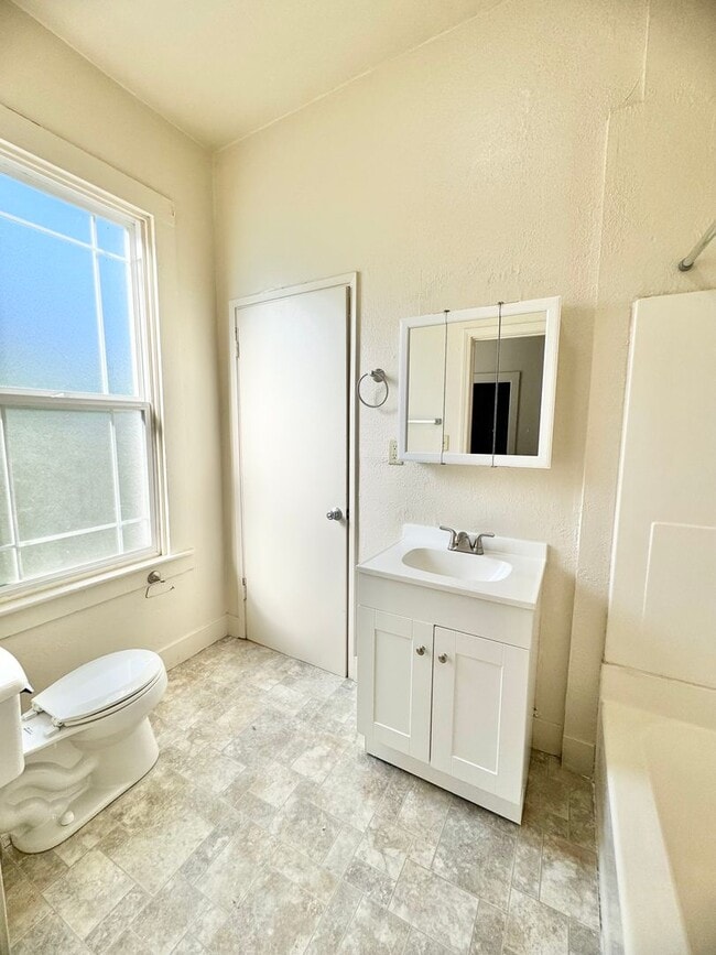 Foto del edificio - **Reserve NOW for Summer 2026** - 2 Bed, 1 Bath HOUSE with BONUS ROOM/Office