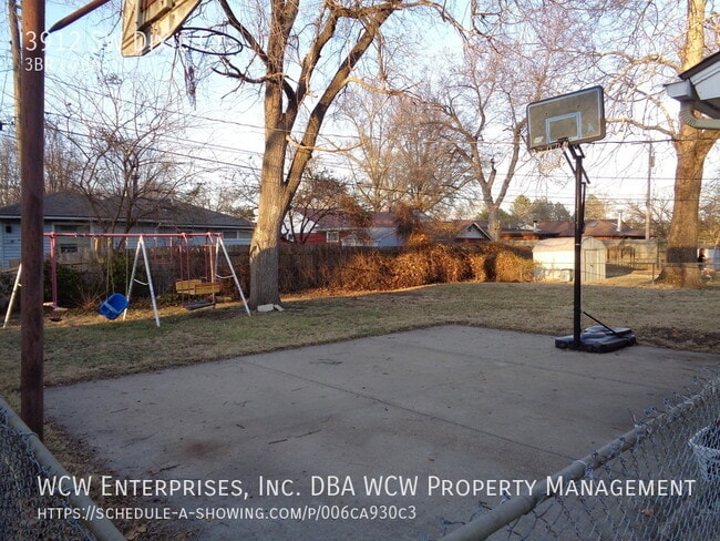 Building Photo - 3912 SW Dixie Ct