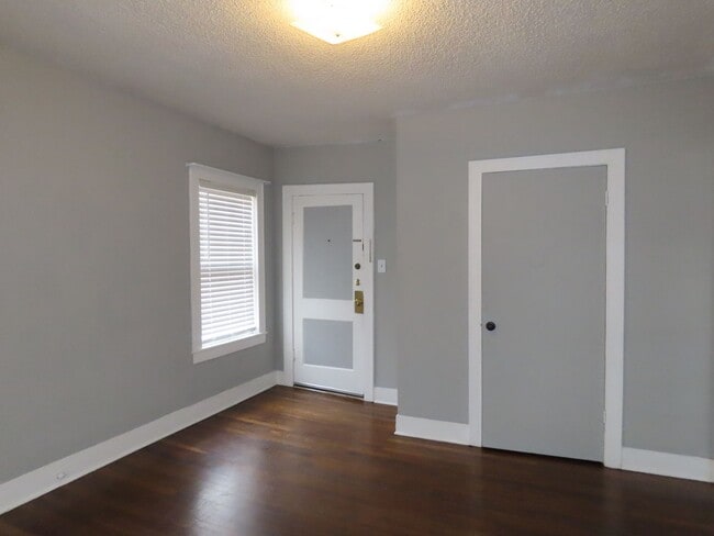 Building Photo - Charming 1 Bedroom, 1 Bath Upstairs Apartment