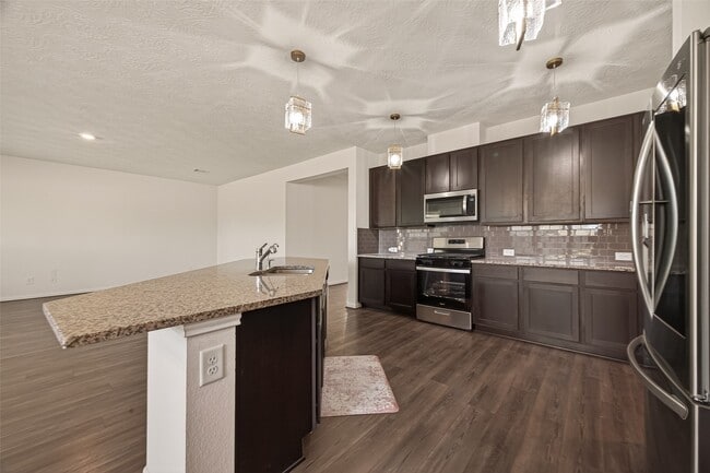 Foto del edificio - 15610 Birchdale Dr