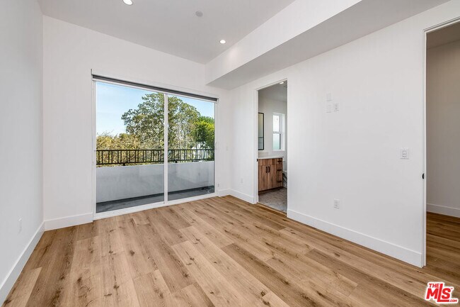 Building Photo - 5042 Laurel Canyon Blvd