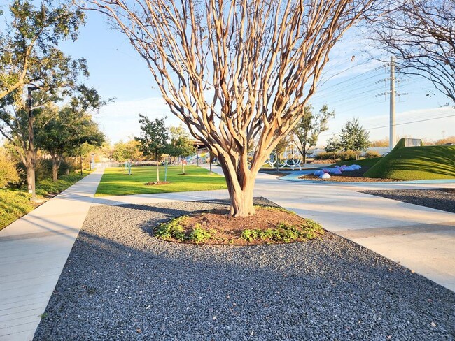 Building Photo - 3900 Woodchase Dr