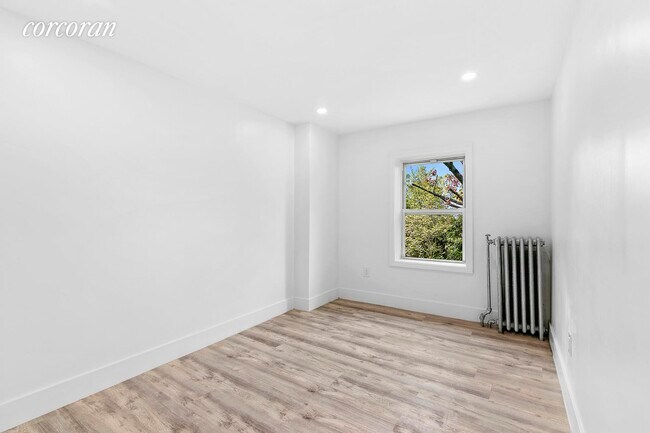 Foto del edificio - 882 St Johns Pl