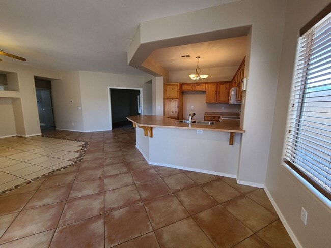 Building Photo - 4 BEDROOM 2 BATH POOL HOME