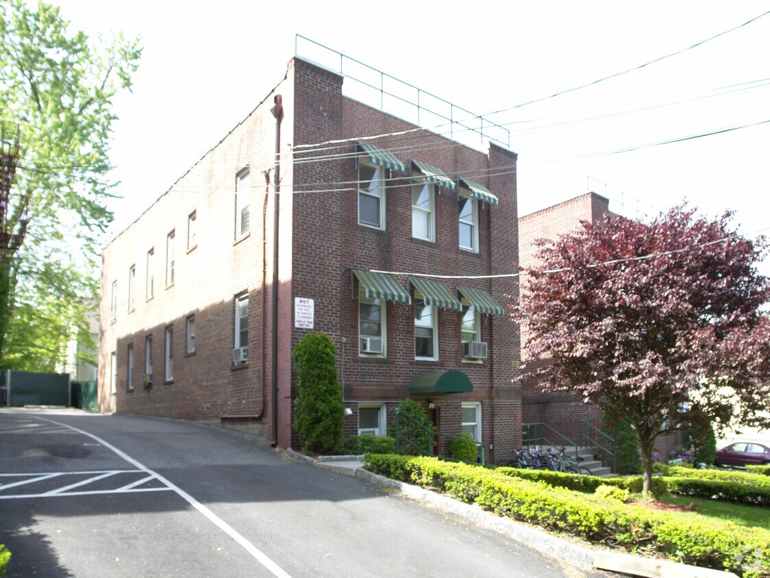 Building Photo - 208-210 Battle Ave