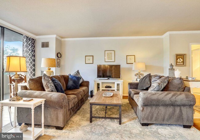 Building Photo - 400 Madison St