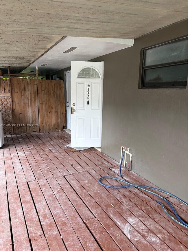 Foto del edificio - 6172 SW 44th St