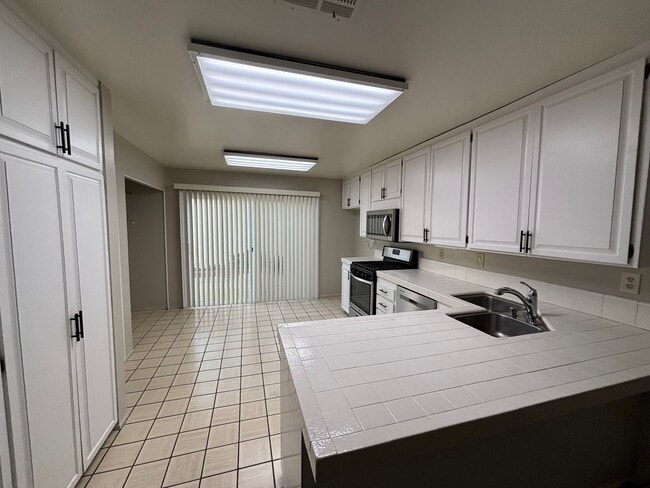 Foto del edificio - For Lease – Spacious 3 Bedroom Townhome in La Mirada