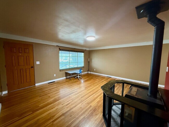 Building Photo - Ideally Located 3 Bed Home in North Spokane w/ Large Fully-Fenced Yard!