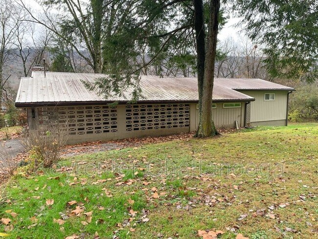 Photo - 1023 N Runyan Dr House