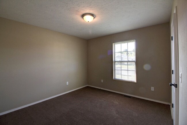 Building Photo - 3 Bedroom in Ozark!