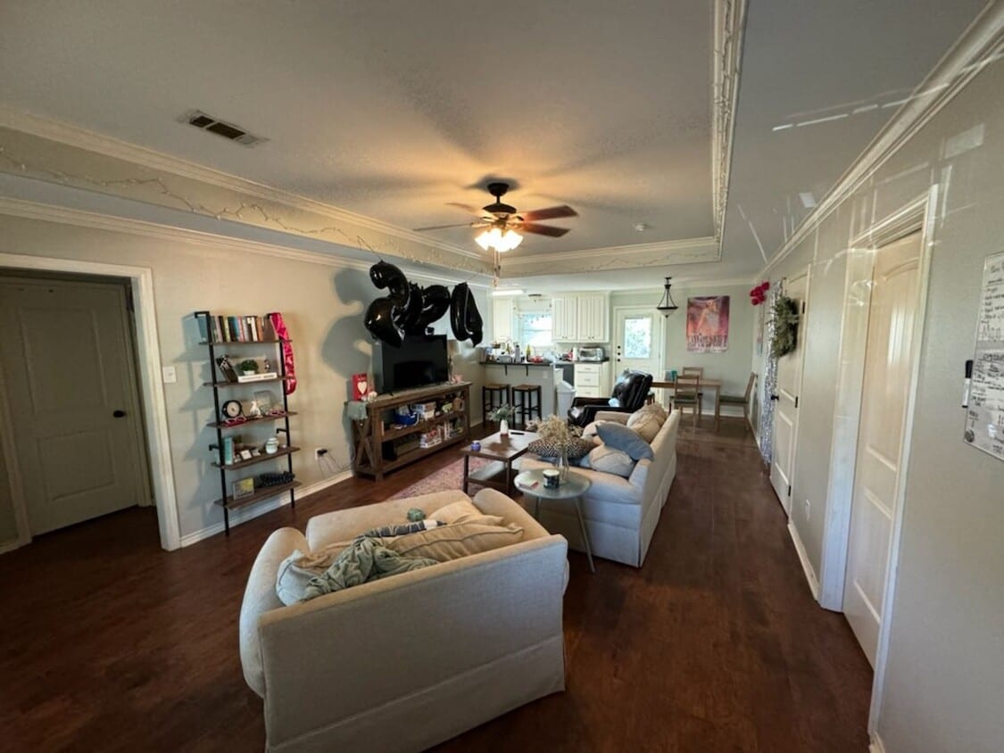 Building Photo - 4 Bedroom Home on Pearl St!