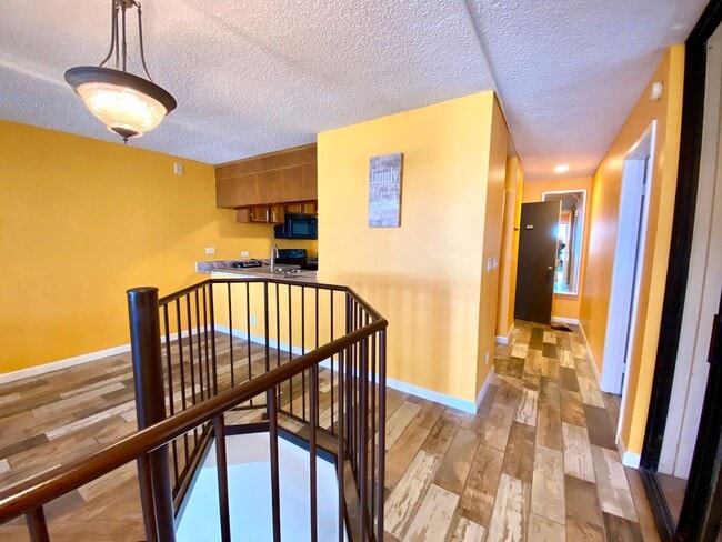 Building Photo - 3 bed / 3 bath furnished condo with ocean views!