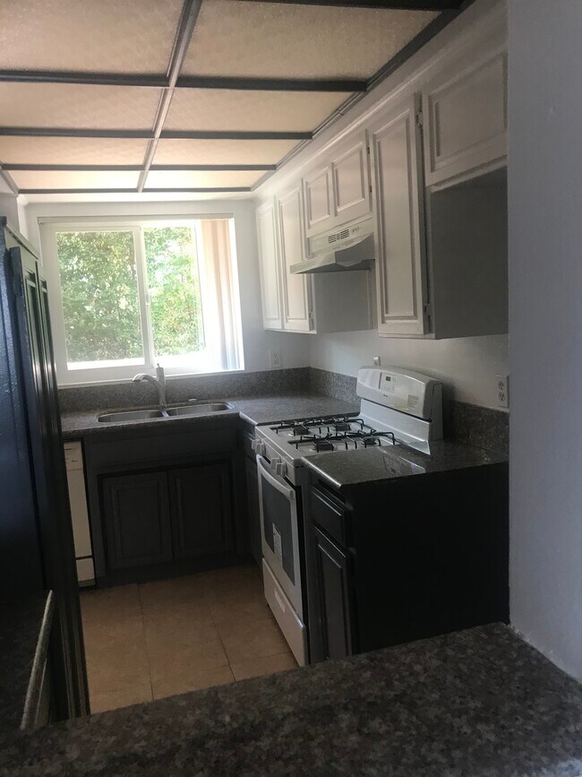 Kitchen - 11839 Burbank Blvd