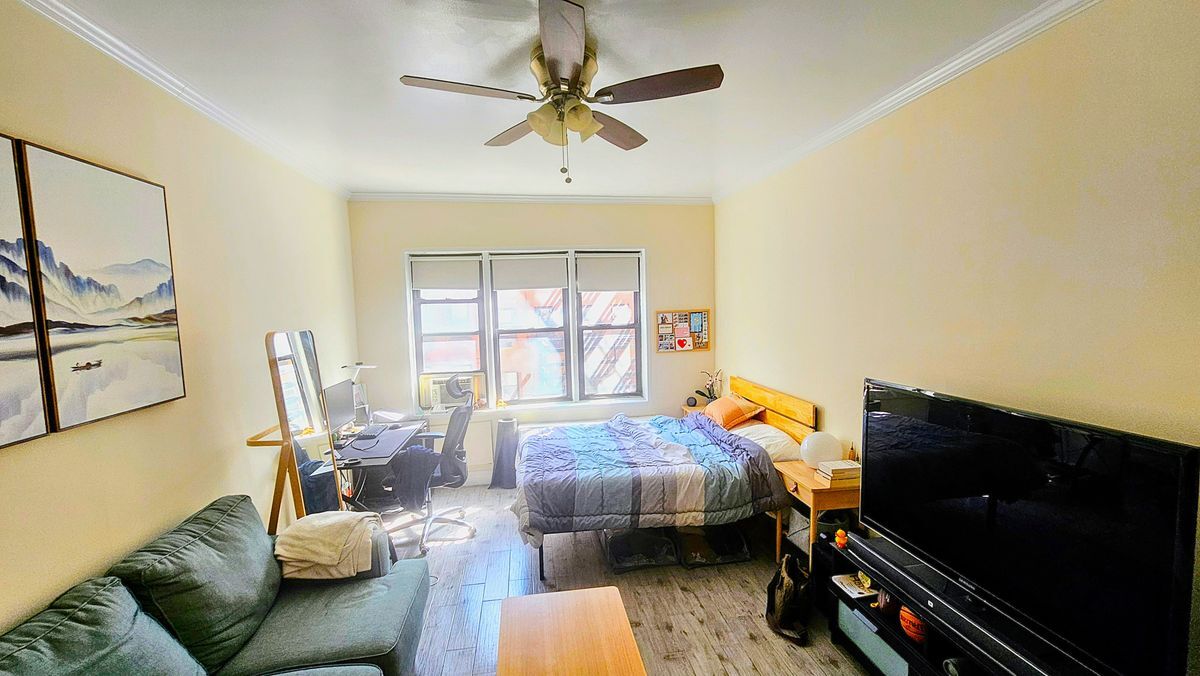 Primary Photo - 403 E 73rd St