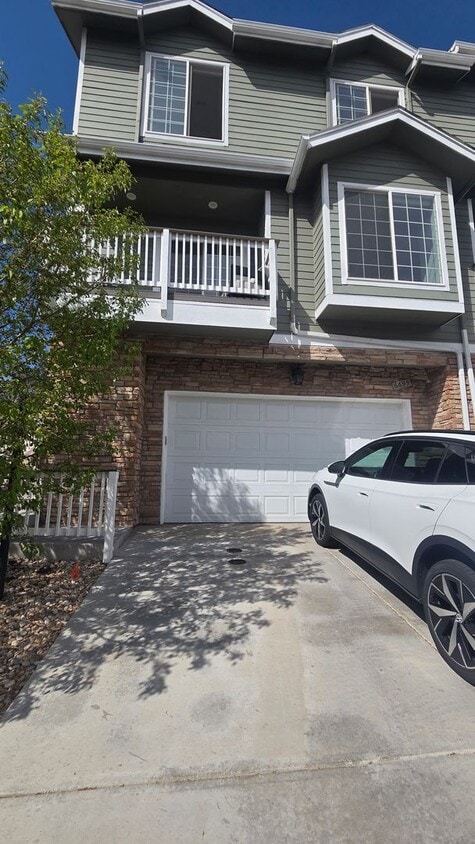 Modern 4 Bedroom 5 Bath Townhome - With Lots of Natural Light and Great Views! - Modern 4 Bedroom 5 Bath Townhome - With Lots of Natural Light and Great Views!