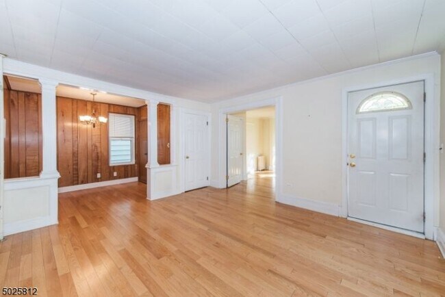 Building Photo - 15 Jaqui Ave