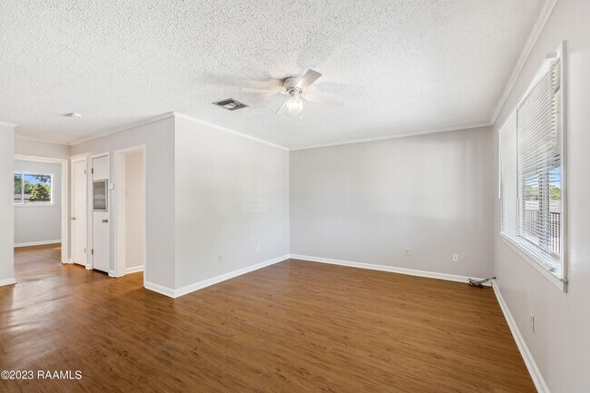 Building Photo - 103 Antoinette St