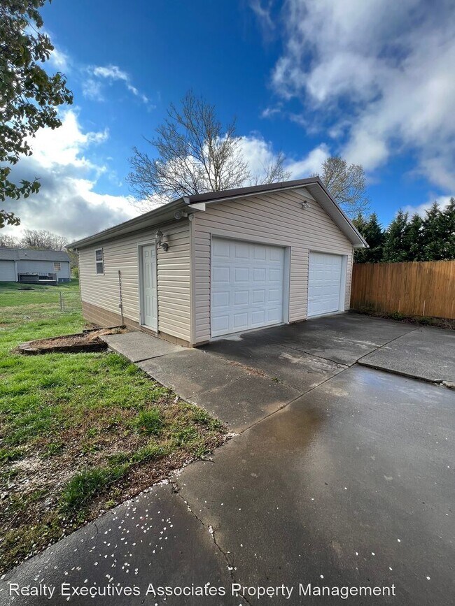 Building Photo - 3 br, 2 bath House - 1420 Blue Forest Lane