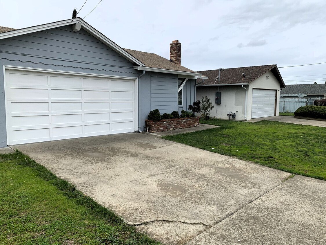 Primary Photo - 3 Bedroom 2 Bathroom Home Available in Cas...