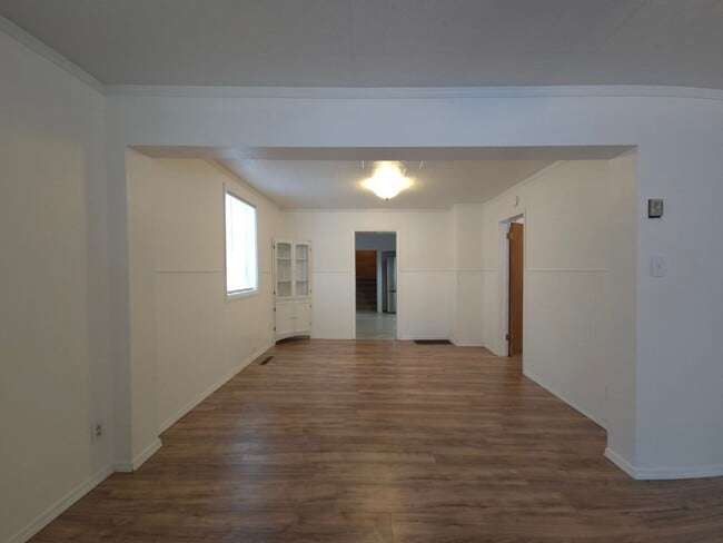 Building Photo - Nice house with a huge garage