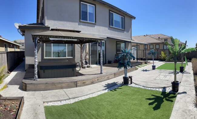 Foto del edificio - 549 Kingbird Cir