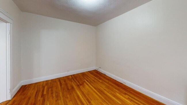 Building Photo - bedroom in Boston MA 02134