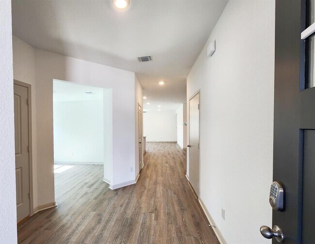 Building Photo - 120 Sweetwater Crk Ln
