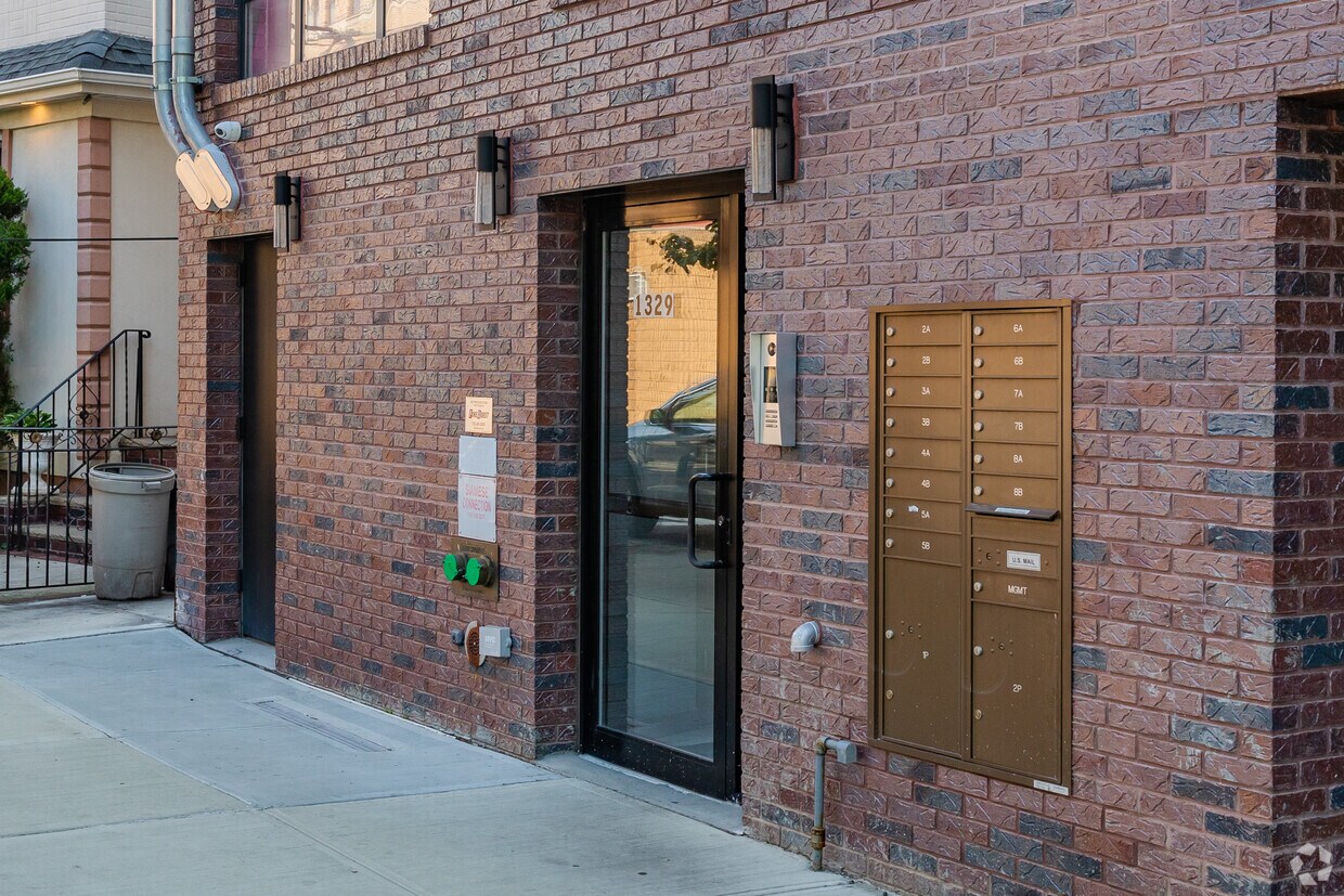 Foto del edificio - 1329 E 13th St