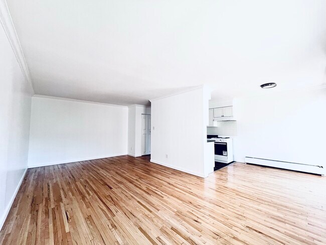 Building Photo - Peaceful Living in Willingdon Heights