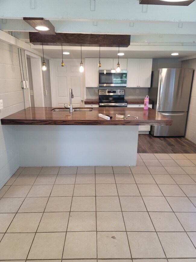 Sala de estar/cocina - 327 S Hocker Ave