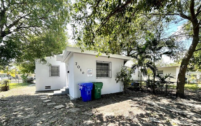Building Photo - 7010 NW 4th Ct