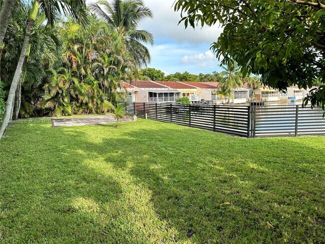 Building Photo - 7200 Jacaranda Ln