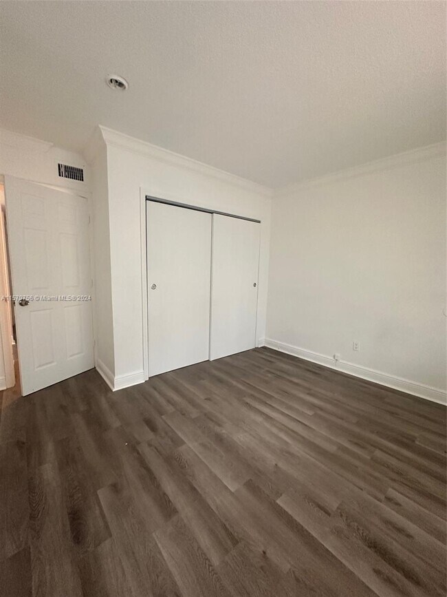 Foto del edificio - 980 NE 170th St