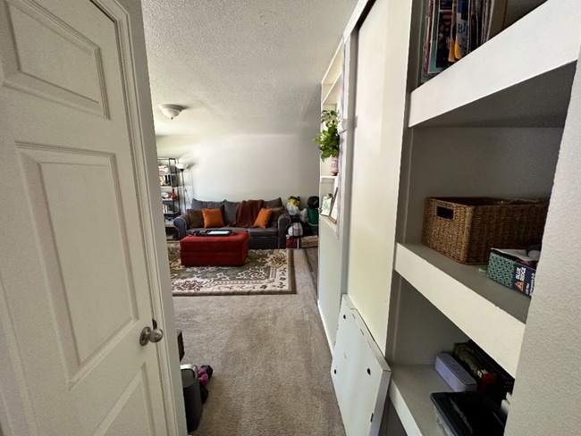 Building Photo - Available December! Cosy duplex in Potter ...