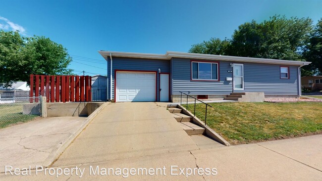 Building Photo - 3 br, 2 bath House - 1308 E 12th St.