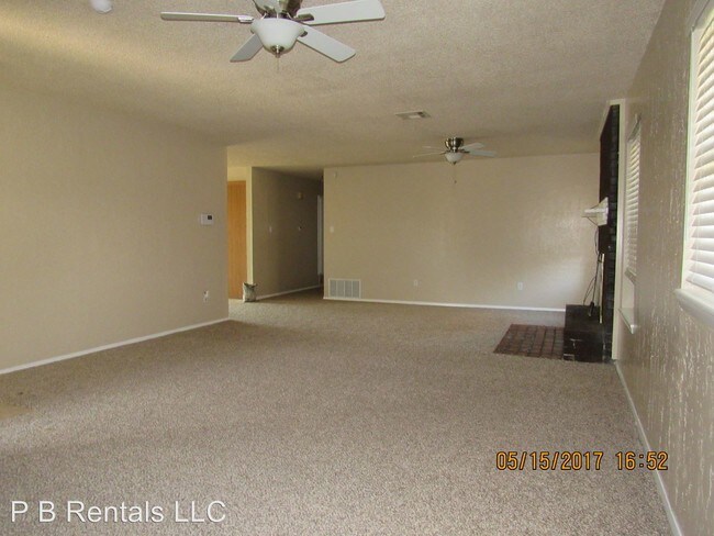 Building Photo - 3 br, 2 bath House - 7019 NW Kingsbury Ave.