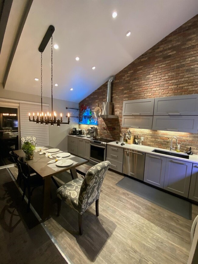 Building Photo - 641 Woodside Sierra