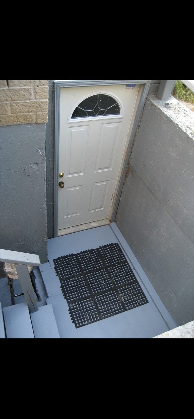 Building Photo - 99 Golden Tulip Cres