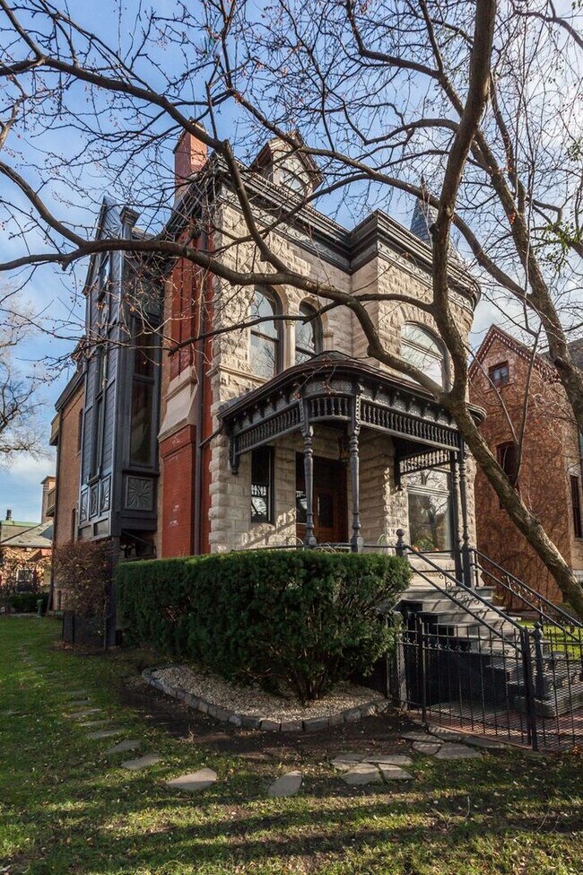 Foto del edificio - 1427 N Hoyne Ave
