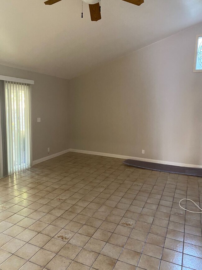 Foto del edificio - Single Story 4 bed, 2 bath home in central Simi Valley