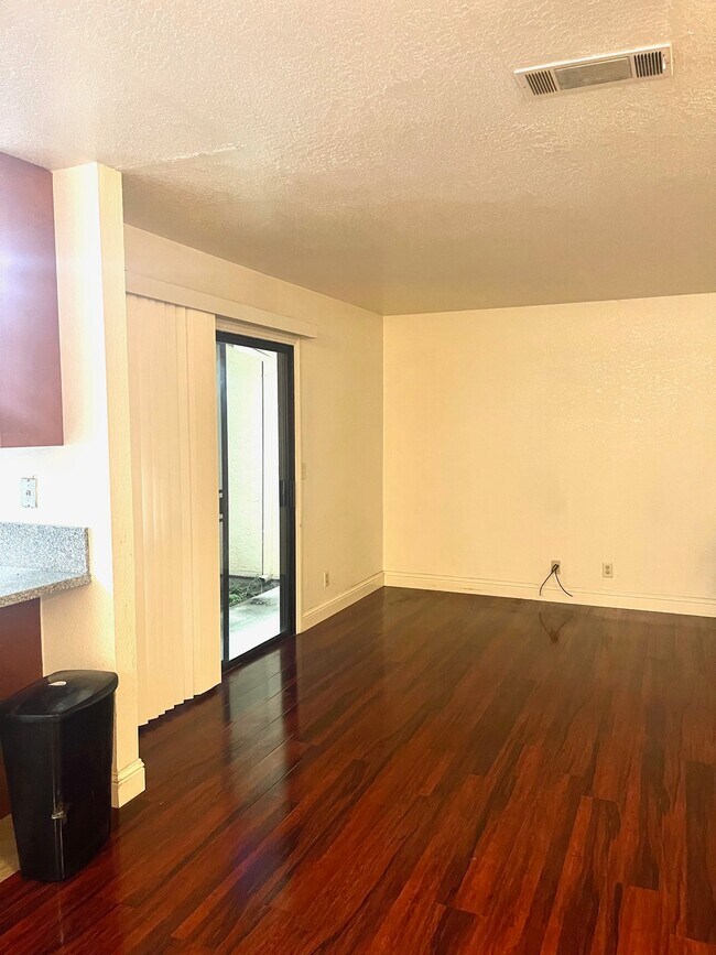 Foto del edificio - 8744 Fox Creek Dr