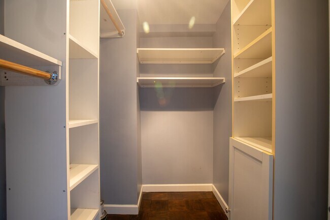 Foto del edificio - Lovely Studio Unit with 1 BA Condo in Wood...