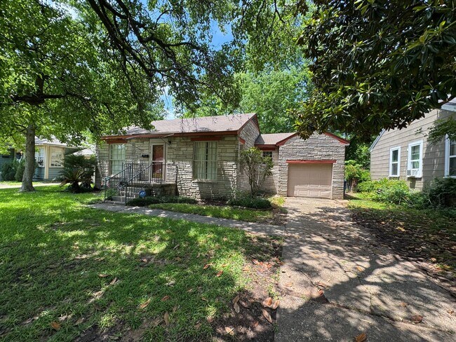 Foto del edificio - Super cute with Large fully fenced yard.