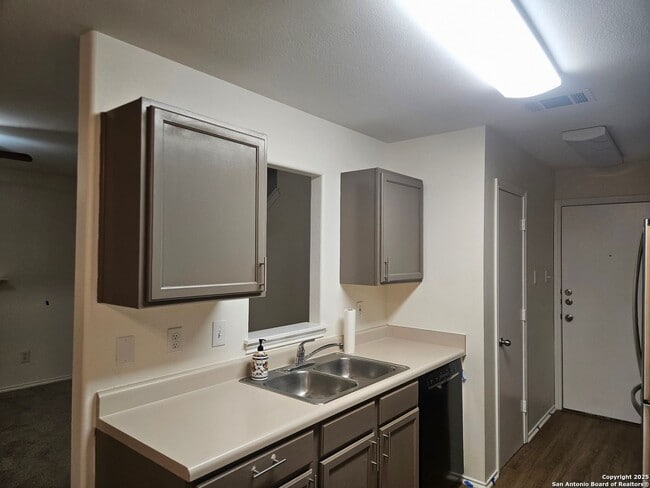 Building Photo - Gated Community Near Medical Center