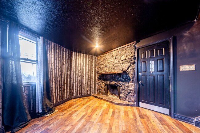 Foto del edificio - Available August 2026 - 2 Bedroom Home w/ LOADS of Character & Central AC Throughout!