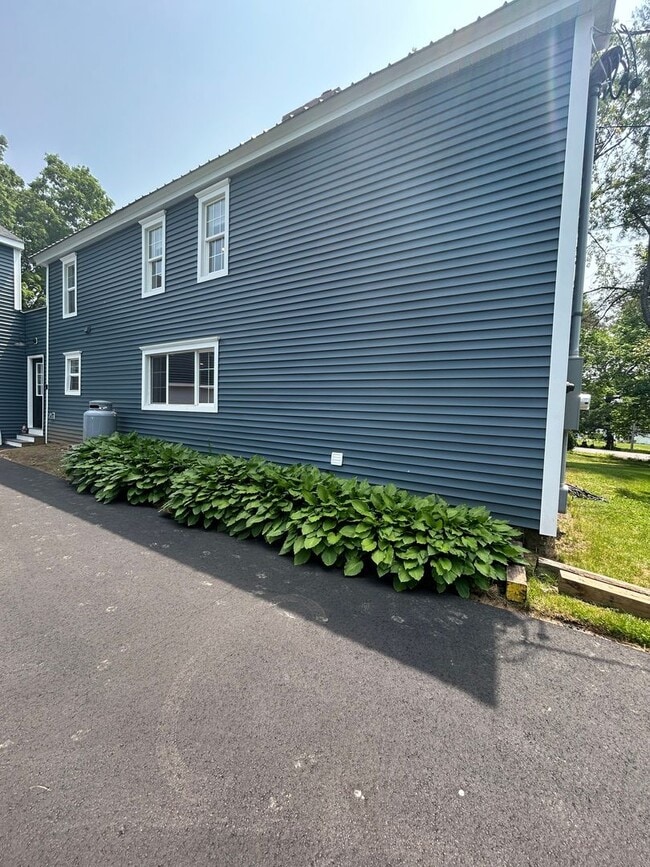 Building Photo - Beautiful renovated 5 bedroom 2.5 bath sin...