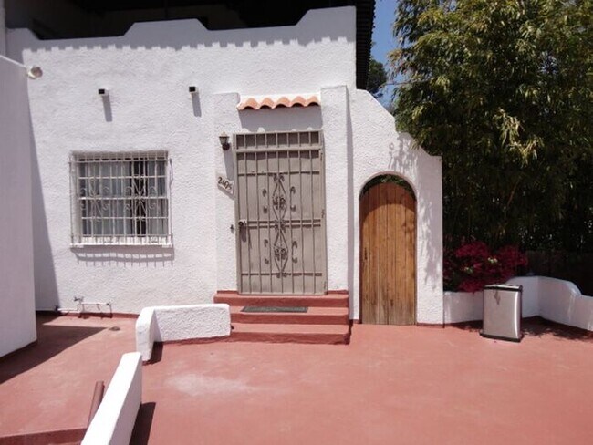 Foto del edificio - Nice 1 + 1 Detached Condo No. Hollywood