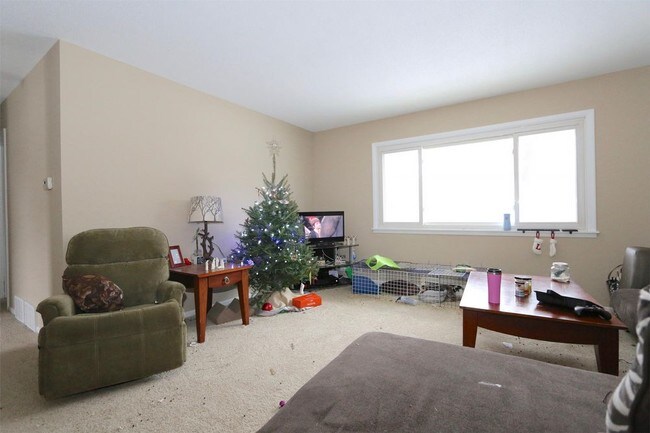 Building Photo - 938 Redwood Dr